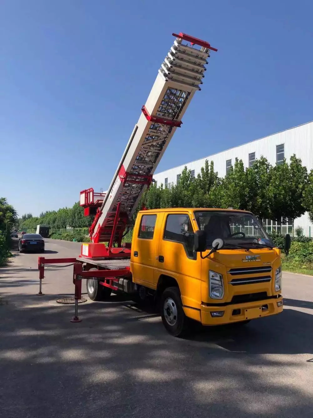 多文镇附近的云梯车出租服务：轻松解决高空作业需求